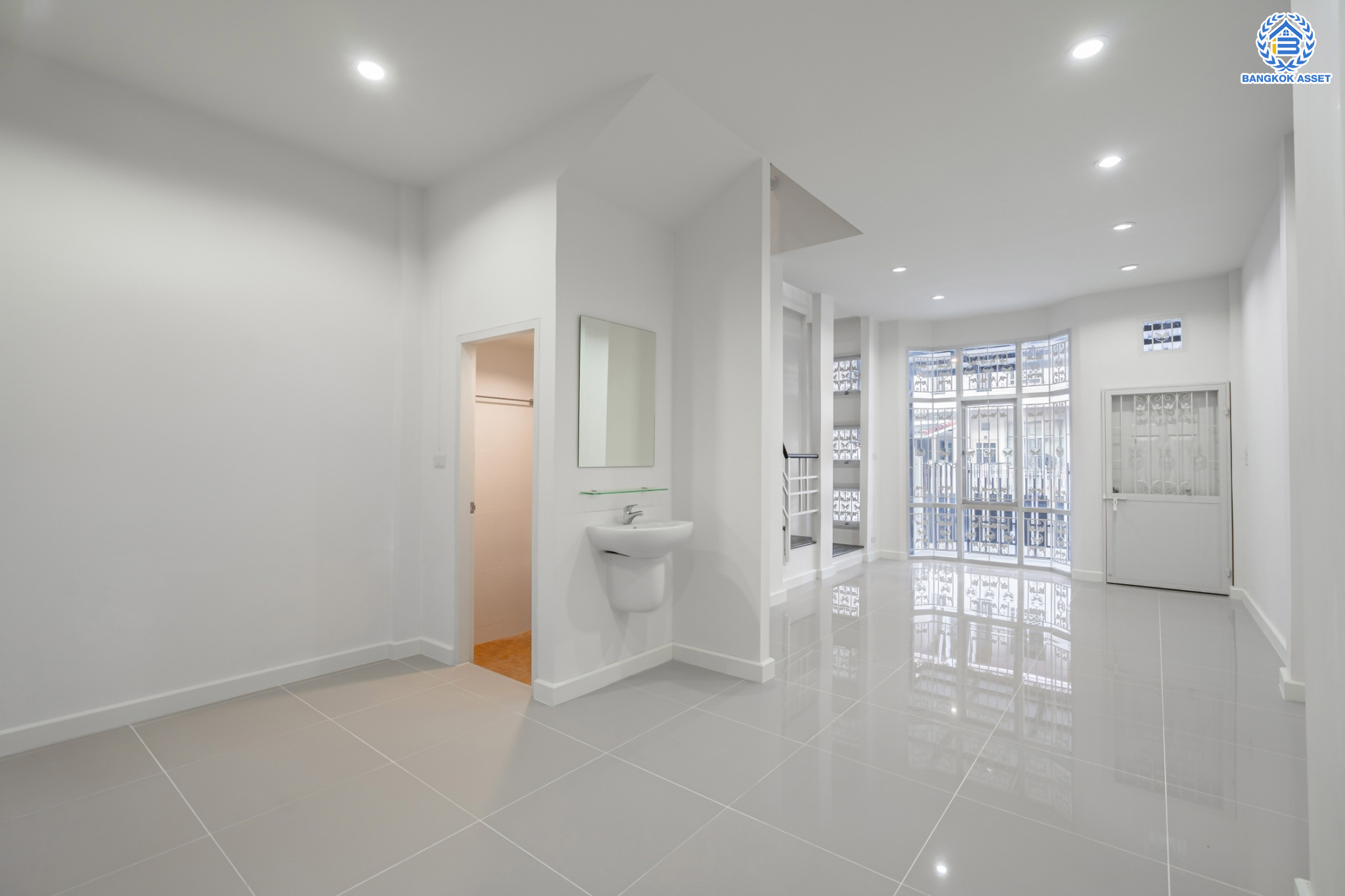 บ้านมือสองตกแต่งใหม่ ม.บ้านริมสวน ดอนเมือง เนื้อที่ 17.6 ตร.ว. ฟังก์ชันจัดเต็ม 3 ห้องนอน 3 ห้องน้ำ จอดรถได้ 2 คัน มีความเป็นส่วนตัว เดินทางเข้าสู่ใจกลางเมืองได้อย่างสะดวกสบาย ใกล้สนามบินดอนเมือง และทางด่วนศรีสมาน